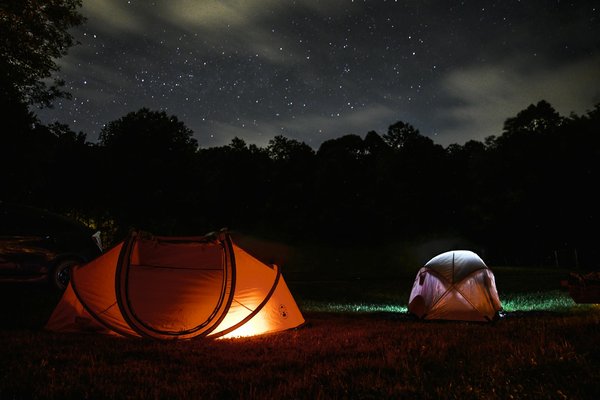 How to find and book campsites that offer educational astronomy programs in the UK?