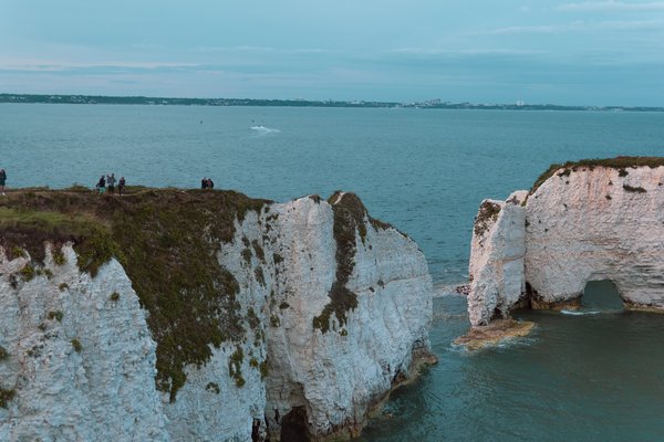 How to plan a UK cruise that includes visits to the historic sites of the Isle of Wight?