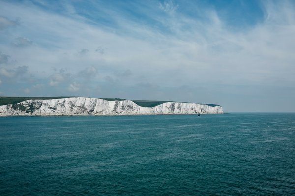 How to choose a holiday rental near the White Cliffs of Dover that offers bird-watching guides?